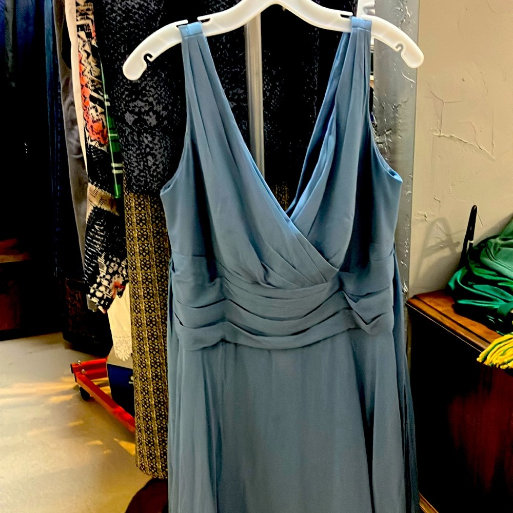 Ladies, beautiful long blue party prom dress size 16 by David’s bridal